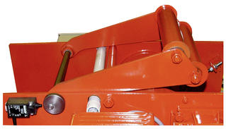 Ein Schlaffsseilschalter (Rolle mit Arm zur Überwachnung des Seilzustandes) schaltet die Seilwinde bei schlaffem Seil automatisch ab.