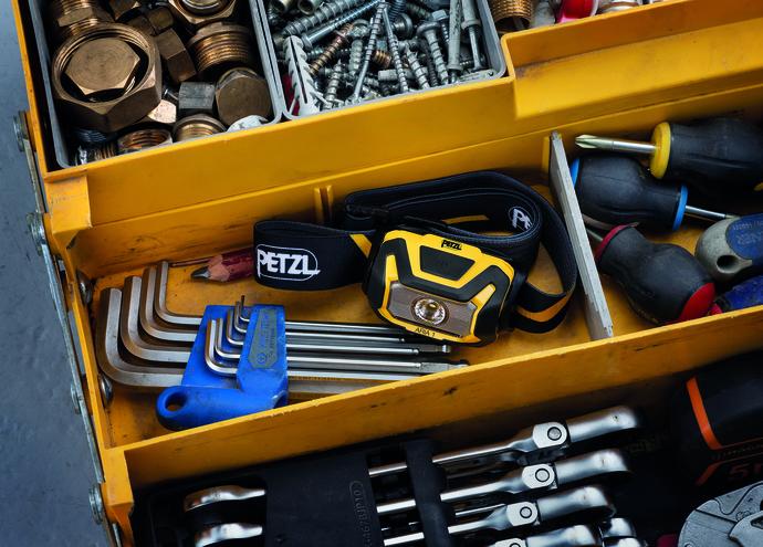 Die ultrakompakte ARIA Stirnlampe lässt sich schnell und einfach verstauen!