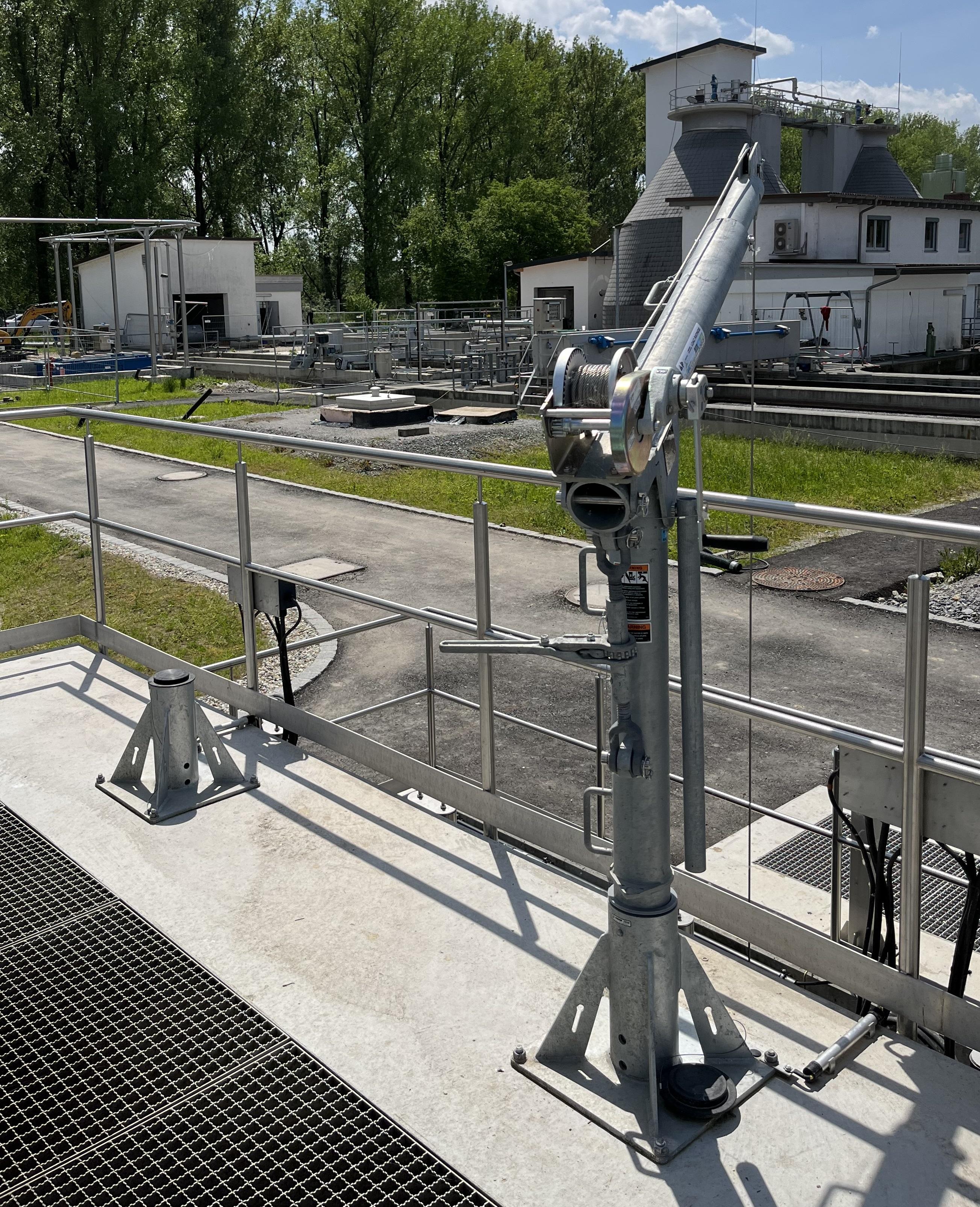 Das Funktionsprinzip überschaubar dargestellt: Ein Standfuß wird an jedem Einsatzort fest montiert, der Davit-Kran im Bedarfsfall hineingesteckt und genutzt.