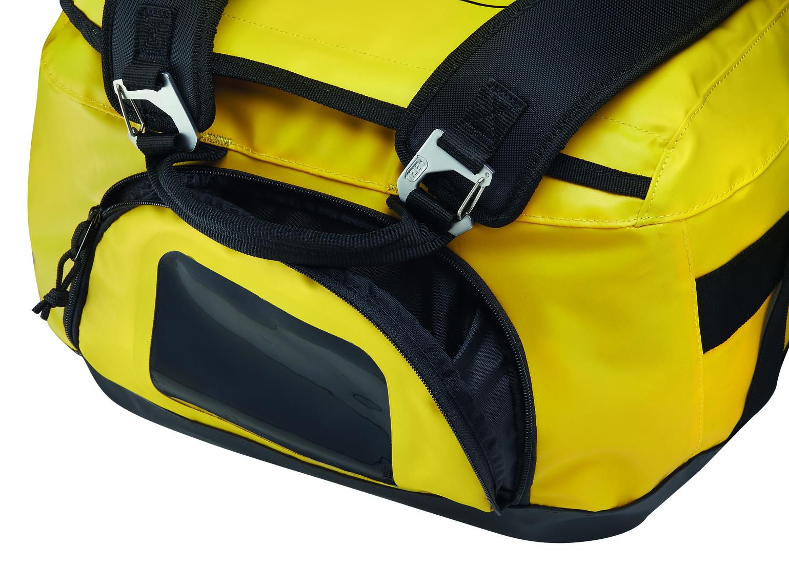 Großes Seitenfach mit Reißverschluss, um Helm, Schuhe und andere Dinge vom Rest der Ausrüstung zu trennen.